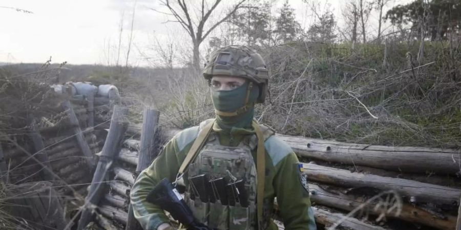 Ein ukrainischer Soldat befindet sich in einer Kampfstellungen an der Grenze zum pro-russischen Separatistengebiet. Foto: Efrem Lukatsky/AP/dpa