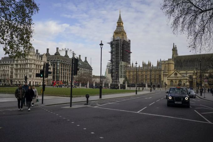 Noch immer wird der Turm von einem Gerüst enhüllt. Big Ben