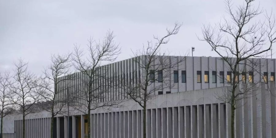 Das Hochsicherheitsgericht am Flughafen Schiphol in der Nähe von Amsterdam, in dem der Prozess und das Strafverfahren zum Absturz von Flug MH17 der Malaysia Airlines stattfinden. Foto: Peter Dejong/AP/dpa