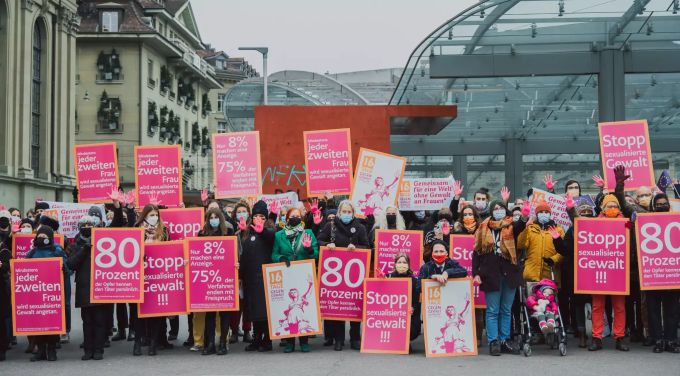 Rund 100 Aktivist*innen setzen an der Lancierungsaktion zu den «16 Tagen gegen Gewalt an Frauen» ein starkes Zeichen gegen sexualisierte Gewalt am Bahnhofplatz in Bern am 25. November 2021. frauen