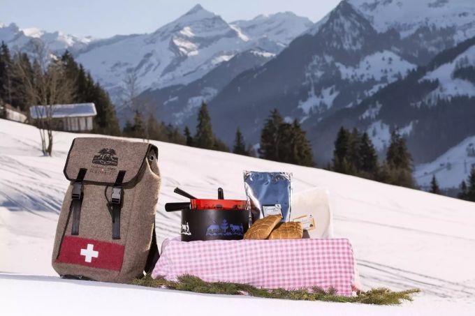 Für welchen Ort ihr euch auch immer entscheidet: Caquelon und Käse transportiert ihr selber. Sucht ihr ein individuelles Käse-Erlebnis, packt ihr den hübschen Rucksack abseits von Käsehütten und Riesen-Caquelons aus und geniesst euer Fondue, wo es euch gerade in den Sinn kommt. sdf