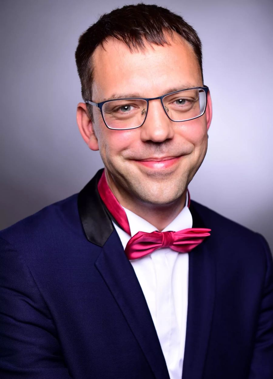 Lächelnder Mann mit Fliege