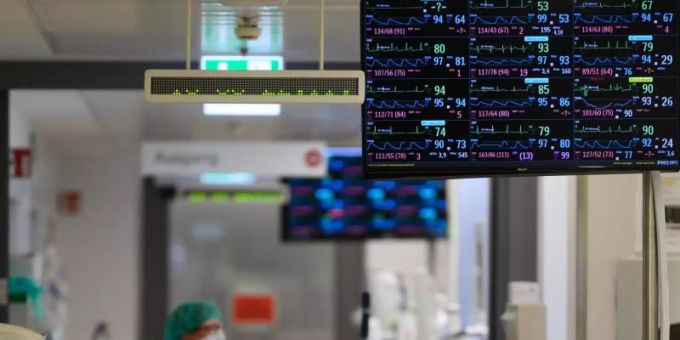 Überwachungsbildschirme der einzelnen Patienten auf der Covid-19-Intensivstation im Universitätsklinikum Carl Gustav Carus Dresden. Foto: Robert Michael/dpa-Zentralbild/dpa Überwachungsbildschirme der einzelnen Patienten auf der Covid-19-Intensivstation im Universitätsklinikum Carl Gustav Carus Dresden. Foto: Robert Michael/dpa-Zentralbild/dpa