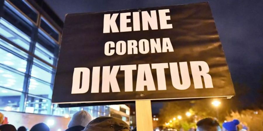 Die Corona-Pandemie dient Rechtspopulisten als Katalysator und hat ihnen in ganz Europa Rückenwind verschafft. Foto: Martin Schutt/dpa-Zentralbild/dpa