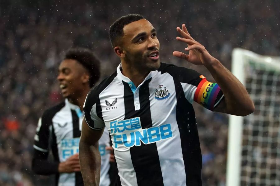 Auch Newcastles Callum Wilson jubelt mit der speziellen Schlinge am Arm.