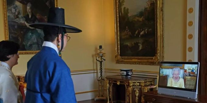 Der südkoreansiche Botschafter Gunn Kim (m.) bei der virtuellen Audienz im Buckingham Palace mit Königin Elizabeth. Foto: Victoria Jones/PA Wire/dpa Der südkoreansiche Botschafter Gunn Kim (m.) bei der virtuellen Audienz im Buckingham Palace mit Königin Elizabeth. Foto: Victoria Jones/PA Wire/dpa