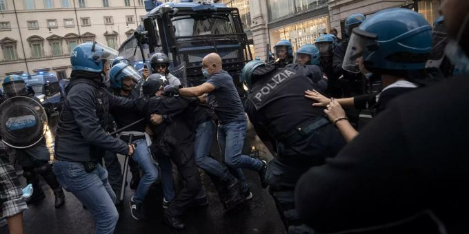 Ausschreitungen bei Corona-Demo in Rom. Protest against the Green Pass in Rome