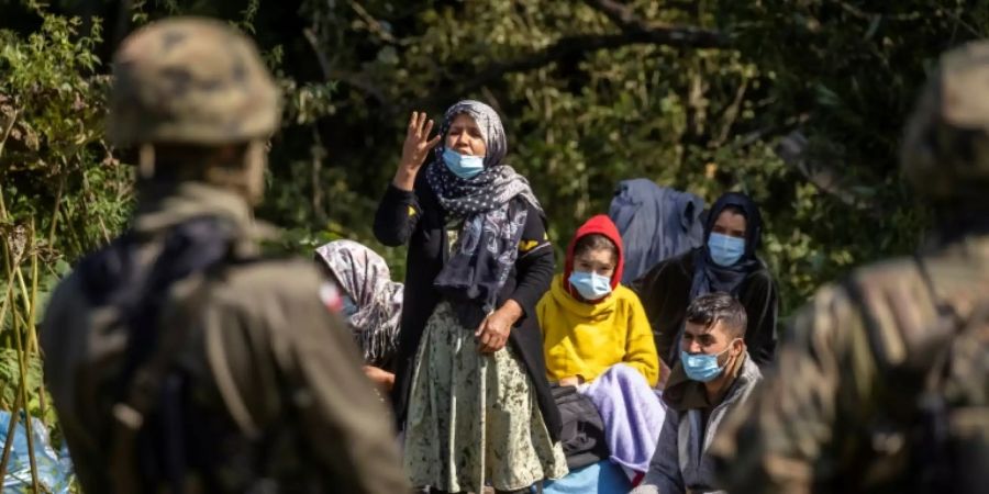 Flüchtlinge an polnischer Grenze umstellt von Soldaten