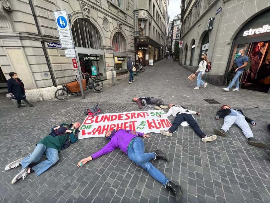 Ein «Die-In» am Limmatquai.