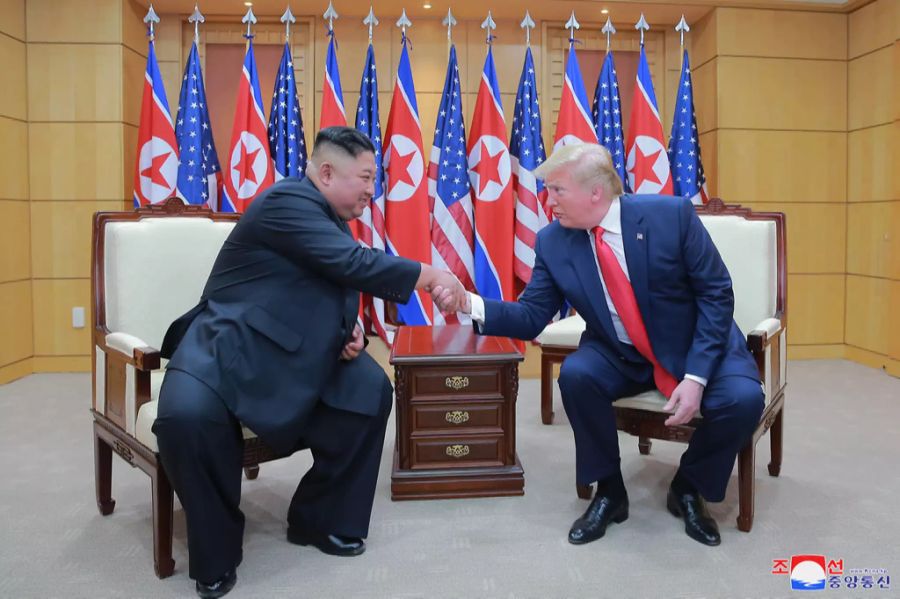 Kim Jong-Un und Ex-US-Präsident Donald Trump reichen sich am 30. Juni 2019 in Panmunjon die Hand.