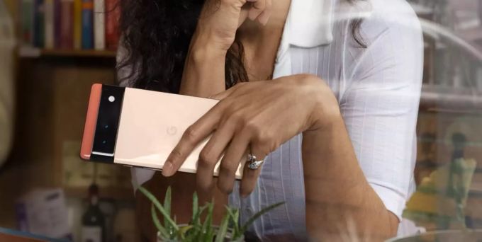 Das Pixel 6 von Google in der Farbe «Kinda Coral». Pixel 6 Google