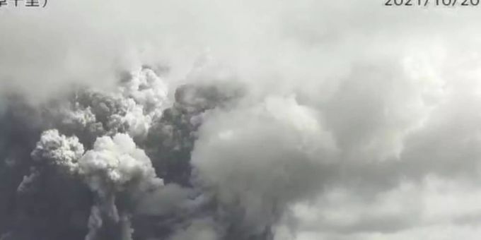 Der Vulkan Aso im Südwesten Japans ist ausgebrochen. Die von einer Überwachungskamera aufgenommenen Fotos, von der Japanischen Meteorologischen Agentur, zeigen eine riesige Rauchwolke. Vulkan Aso