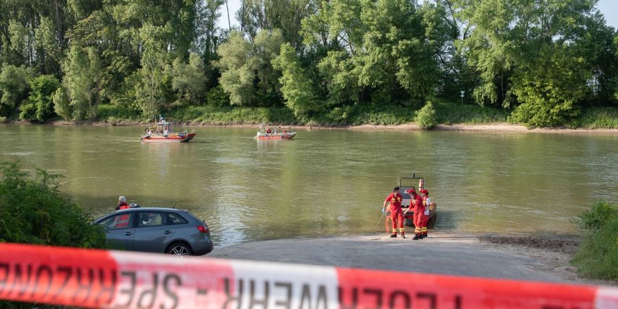 Nachdem Rettungskräfte einen 36-jährigen Mann und seinen siebenjährigen Sohn aus dem Rhein bergen, sterben beide im Krankenhaus.