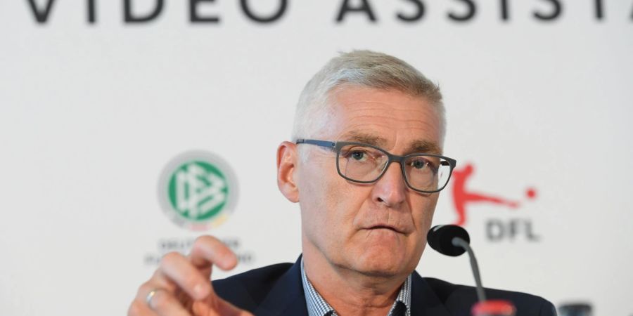 Laut Ex-Schiedsrichter Fröhlich sollte man sich mit dem Thema Challenge beim VAR beschäftigen.