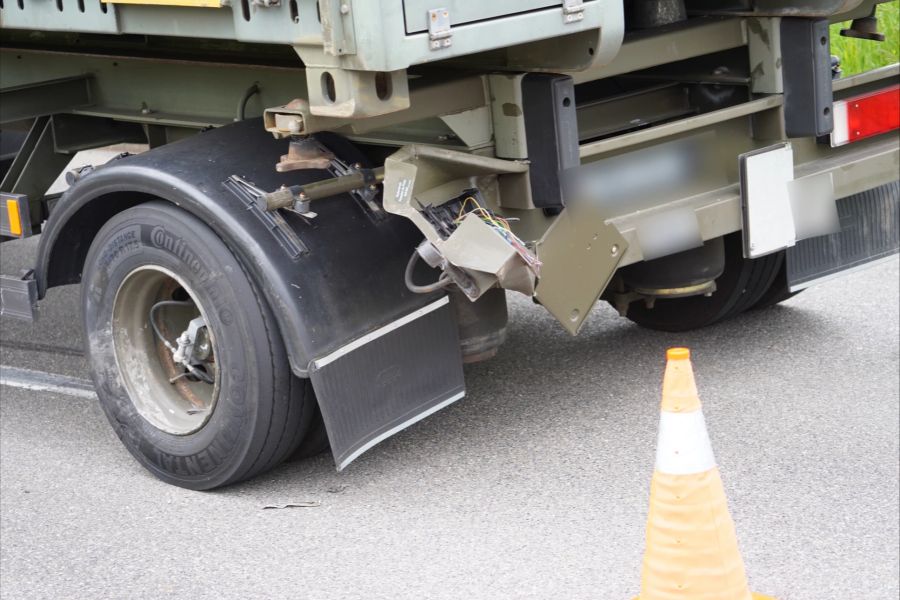 Der Lastwagen wurde beim Unfall leicht beschädigt.