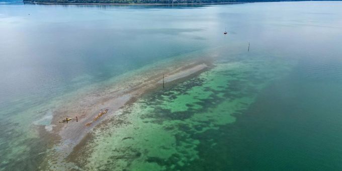 Durch das Niedrigwasser des Bodensees ist zwischen der Halbinsel Mettnau und der Insel Reichenau eine Kiesbank zu sehen. Durch das Niedrigwasser des Bodensees ist zwischen der Halbinsel Mettnau und der Insel Reichenau eine Kiesbank zu sehen.