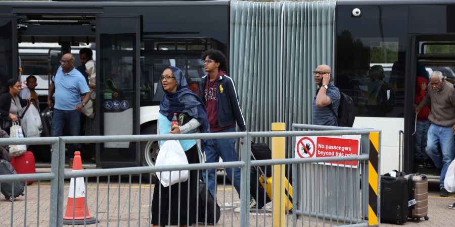 Aus dem Sudan evakuierte Menschen kommen nach einem Flug aus Zypern auf dem Flughafen Stansted an.