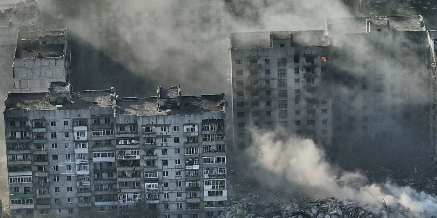 Rauch steigt aus Gebäuden in Bachmut in der Region Donezk auf. Foto: Libkos/AP/dpa