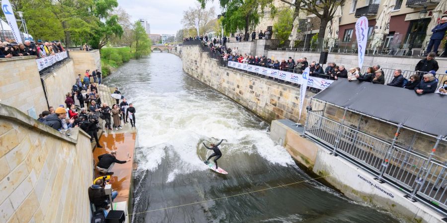 Die Leinewelle - ein Sportangebot auf einer künstlich erzeugten Welle - wurde nun offiziell eröffnet. Vom 05. bis 07.05.23 findet hier die Deutsche Meisterschaft im «Rapid Surfing», dem Surfen auf einer künstlichen Welle, statt.