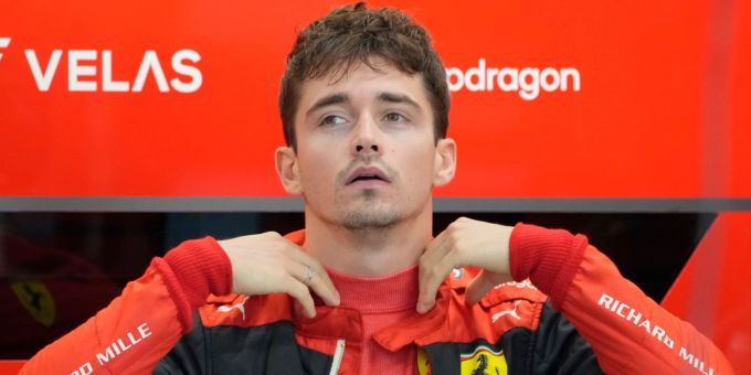Ferrari-Pilot Charles Leclerc aus Monaco bereitet sich auf ein Training vor. Charles Leclerc Formel 1