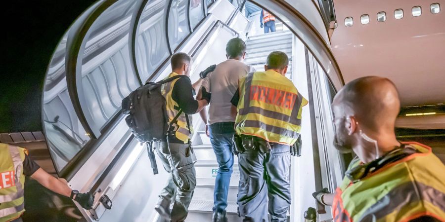 Abschiebung eines Afghanen vom Flughafen Leipzig-Halle (Archivbild).