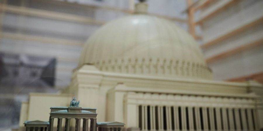 Grössenvergleich: Das Model des Deutschen Pavillons (Internationale Wasser-Ausstellung in Lüttich, 1939) hinter einem Model des Brandenburger Tores.