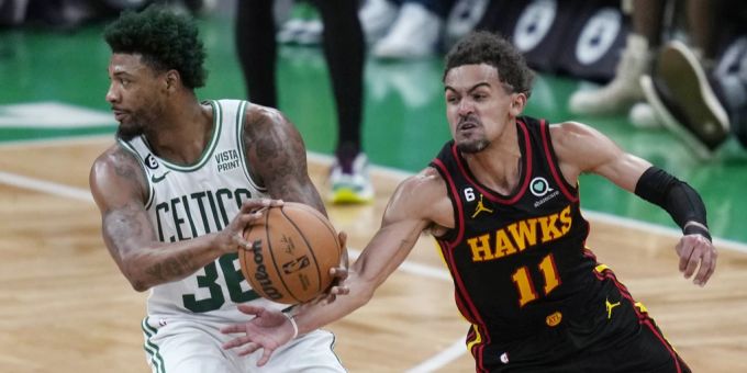 Trae Young (rechts) versucht gegen Marcus Smart an den Ball zu kommen. nba