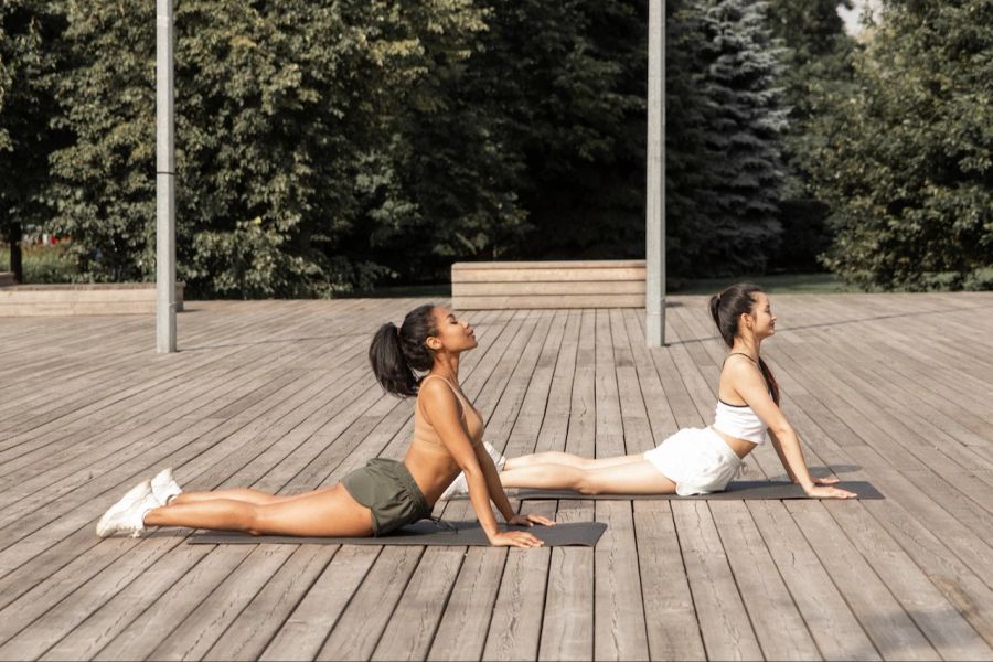 Zwei Frauen Yoga