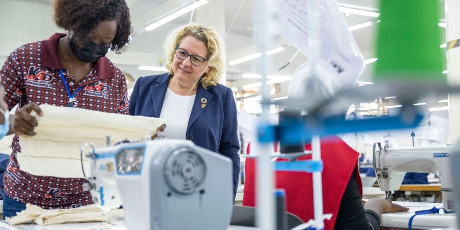 Zehn Jahre nach der Katastrophe von Rana Plaza in Bangladesch sieht Entwicklungsministerin Svenja Schulze (r, SPD) die weltweite Textilindustrie noch immer vor grossen Herausforderungen.