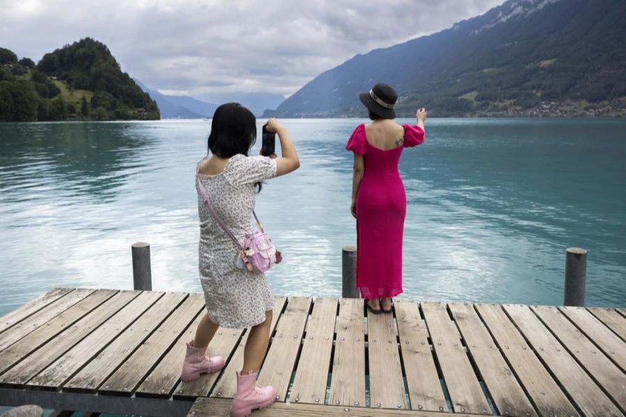 Eine koreanische Touristin lässt sich auf dem Steg fotografieren. Auslöser ist die Netflix-Serie «Crash Landing on You».