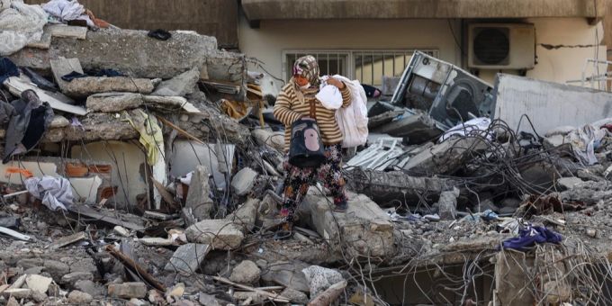 Nach den Erdbeben in Syrien und der Türkei: Eine Frau versucht, Habseligkeiten aus eingestürzten Gebäuden in Kahramanmaras, Türkei, zu bergen. erdbeben