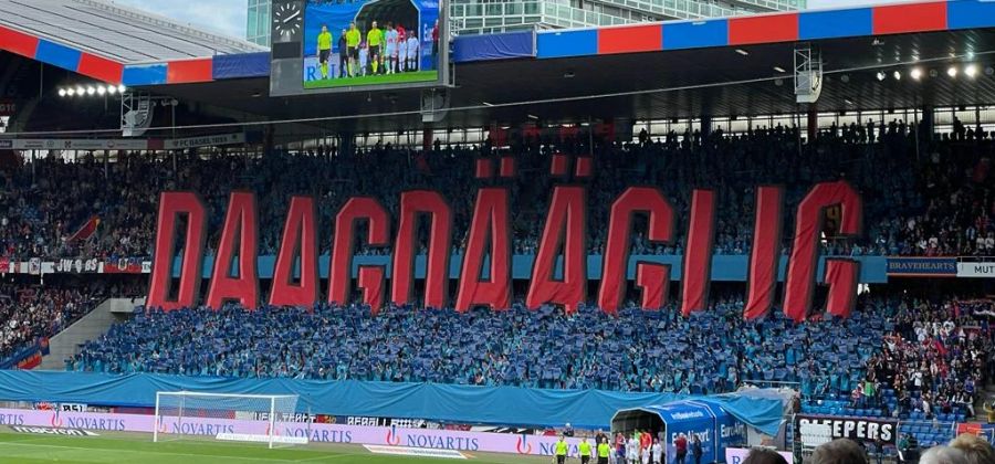 Die FCB-Fans empfangen ihre Mannschaft.