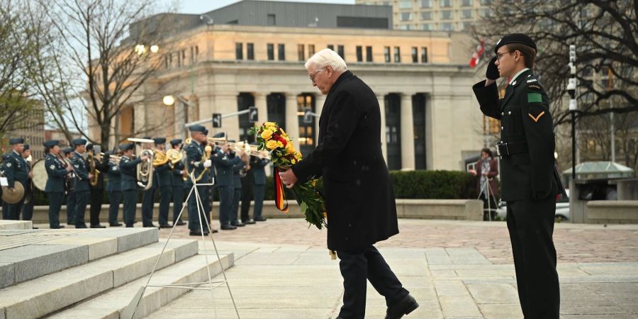 Bundespräsident Frank-Walter Steinmeier legt einen Kranz am Grab des unbekannten Soldaten am Nationalen Kriegsdenkmal «Confederation Square» in Ottawa nieder.