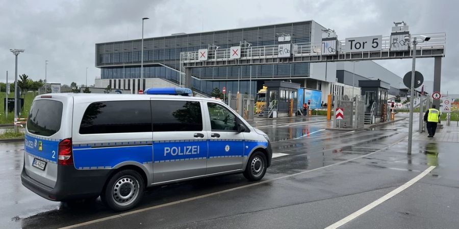 Polizei fährt in Mercedes Werk ein.