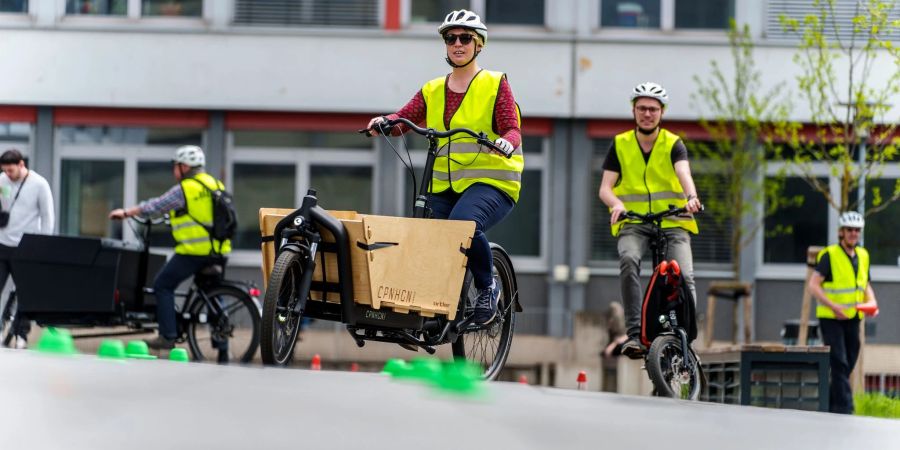 Madeleine von Behren fährt mit ihrem Lastenrad durch den Slalomparcours.