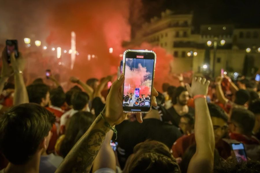 Fans des FC Sevilla feiern in der spanischen Stadt den Europa-League-Titel ihres Teams.