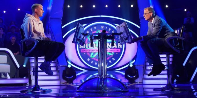 «Wer wird Millionär»-Moderator Günther Jauch (r.) zusammen mit Kandidat Leon Laloi. Günther Jauch