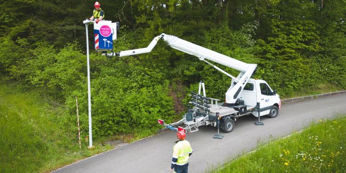 Die neuen LED-Leuchten in Auenstein werden ausgerichtet. Zwei Männer richten eine Strassenlampe aus.