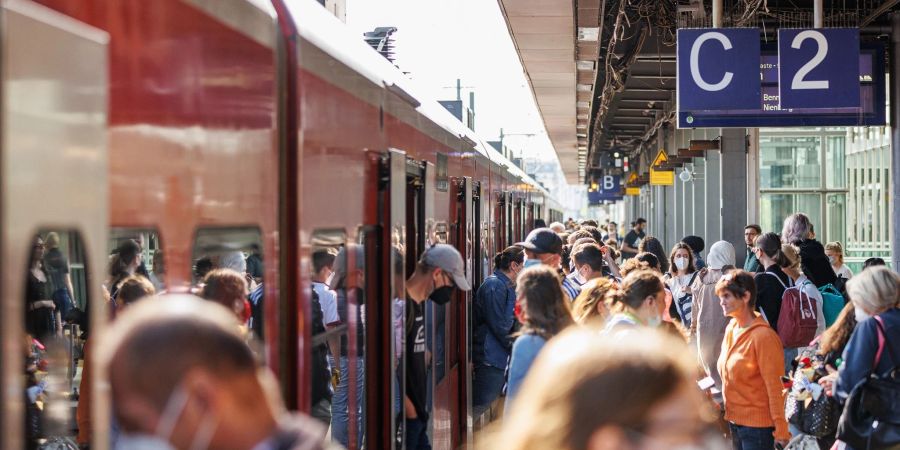 Fahrgäste am Hauptbahnhof in eine Regionalbahn der Deutschen Bahn.