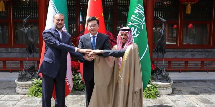 Irans Aussenminiser Hussein Amirabdollahian (l.) und sein saudischer Amtskollege Prinz Faisal bin Farhan Al Saud (r.) sowie Chinas Aussenminister Qin Gang reichen sich die Hand.