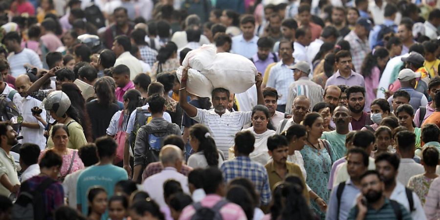 Menschen drängen sich auf einem Markt. Nach Angaben der Vereinten Nationen wird Indien im April das bevölkerungsreichste Land der Welt sein und das alternde China in den Schatten stellen. Foto: Rajanish Kakade/AP