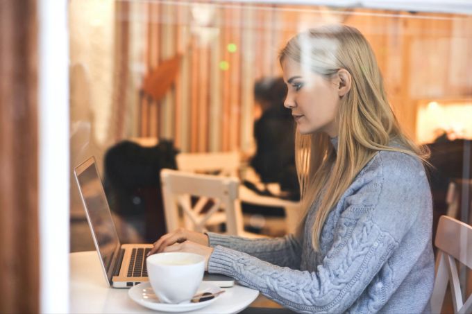 Eine weitere Sicherheitsmassnahme ist, installierte Softwares auf Ihren Geräten stets mit den neusten Updates zu aktualisieren. Technik Cyber Sicherheit