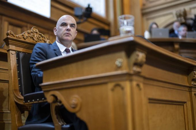 Bundespräsident Alain Berset gibt die Erklärung des Bundesrates ab. Die ausserordentliche Session wurde einberufen, um über die Finanzbeschlüsse des Bundesrats zur Rettung der Grossbank Credit Suisse und deren Übernahme durch die UBS zu debattieren. Credit Suisse