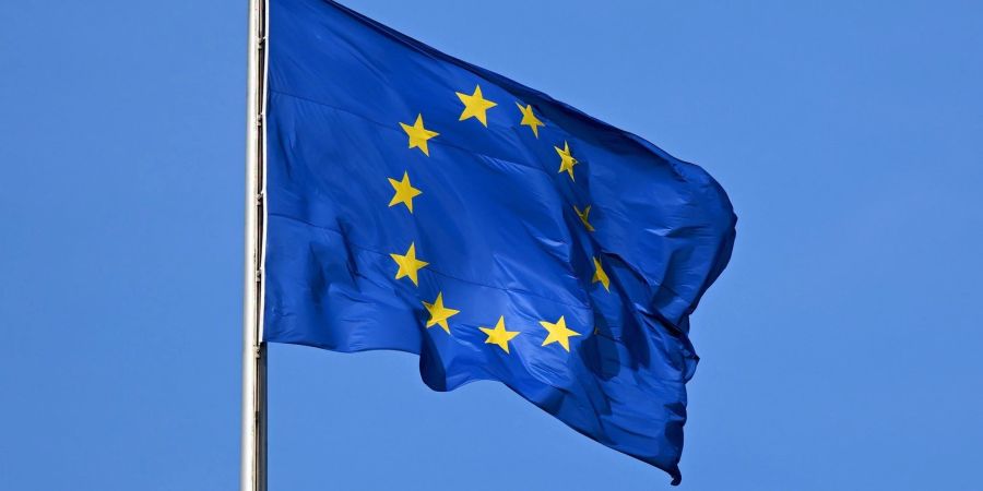 Die Flagge der EU auf dem Reichstag weht im Wind.