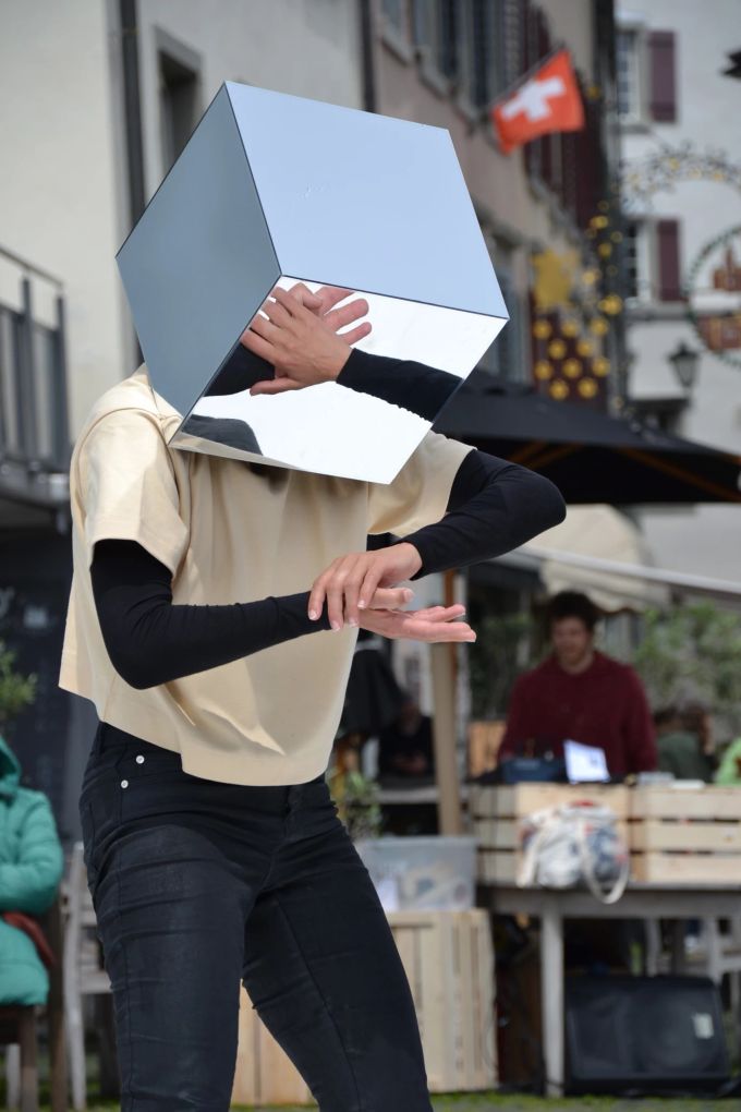 Die Performance «Reflex» von Myriam Gurini spiegelte innere und äussere Gemütszustände wider. spiegel