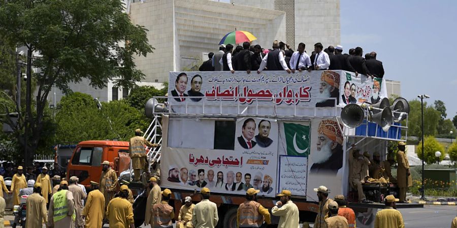 Anhänger der Pakistanischen Demokratischen Bewegung, eines Bündnisses der Regierungsparteien, während einer Kundgebung in Islamabad. Foto: Anjum Naveed/AP/dpa