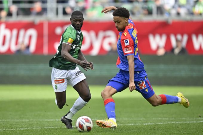 Der 15-jährige Marvin Akahomen zahlt bei seinem Startelf-Debüt für den FC Basel Lehrgeld. FC Basel