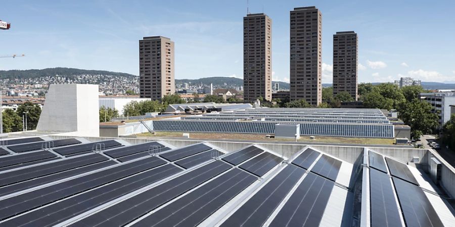 Eine Solarpflicht lehnt die Ständeratskommission ab. Doch neue Parkplätze sollen mit Solarelementen überdacht werden müssen, wie hier die Busgarage Hardau in Zürich. (Archivbild)