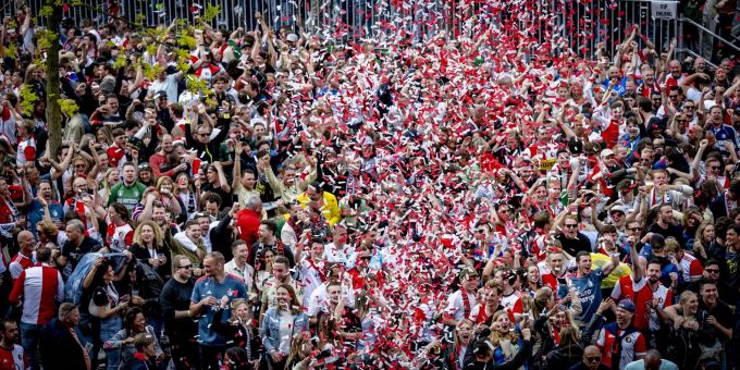 Fans von Feyenoord Rotterdam feiern den vorzeitigen Gewinn der Meisterschaft. feyenoord rotterdam