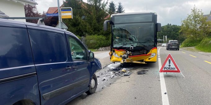 Amlikon TG: Mit 1,94 Promille in Postauto gecrasht. Amlikon TG Unfall